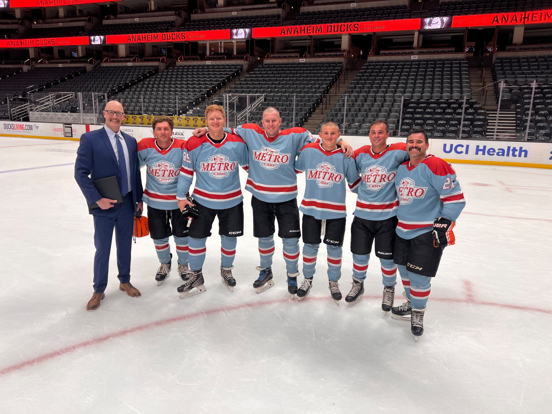 Metro Cities players on the ice